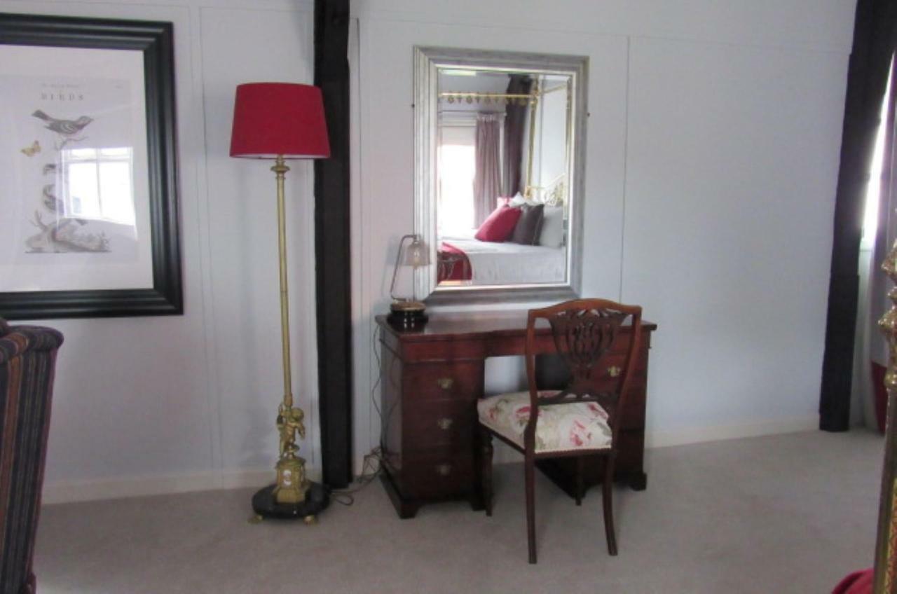 The Old Vicarage Hotel & Restaurant Bridgwater Exterior photo A dressing table