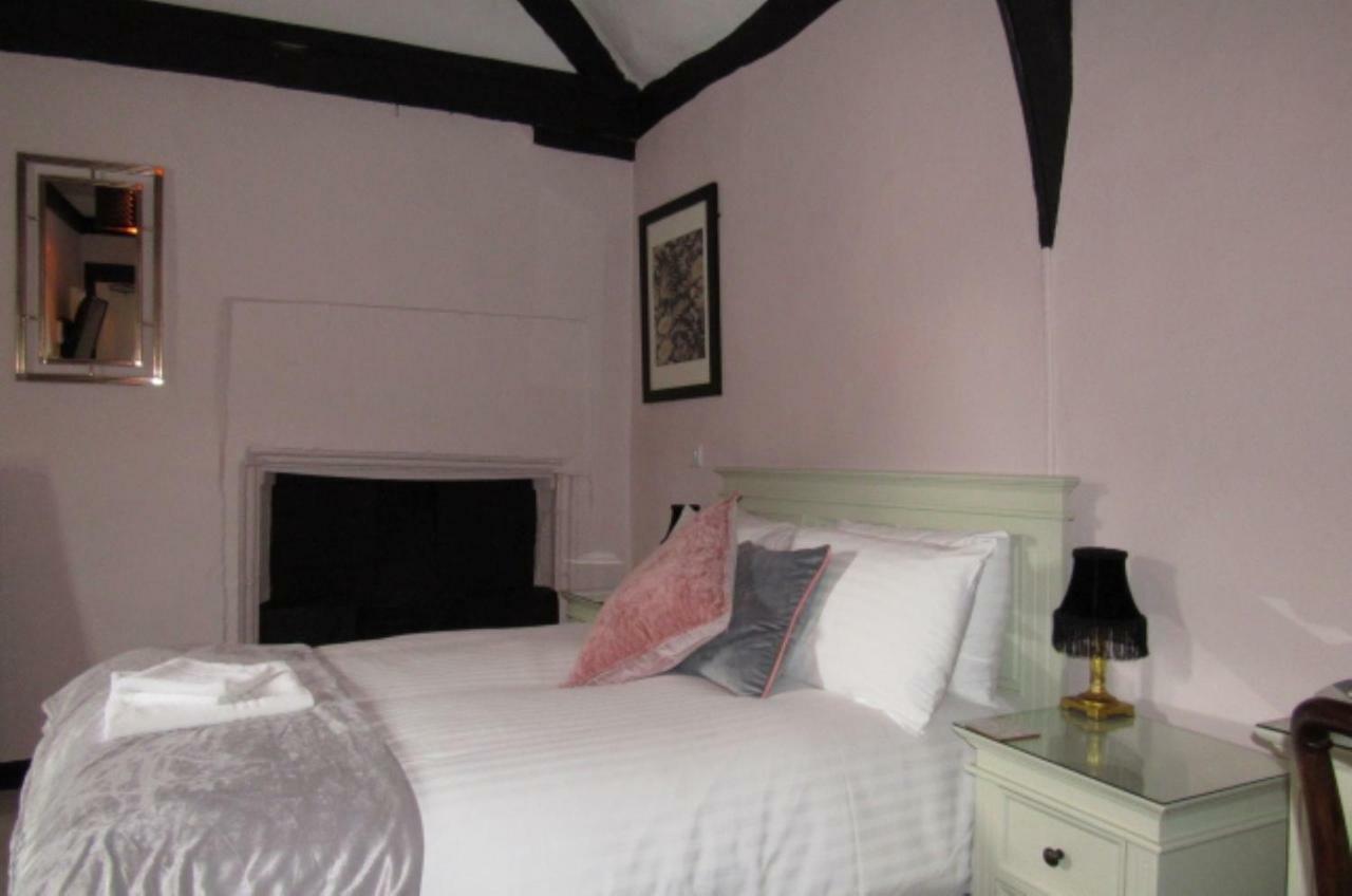 The Old Vicarage Hotel & Restaurant Bridgwater Exterior photo A bedroom at the Old Mill